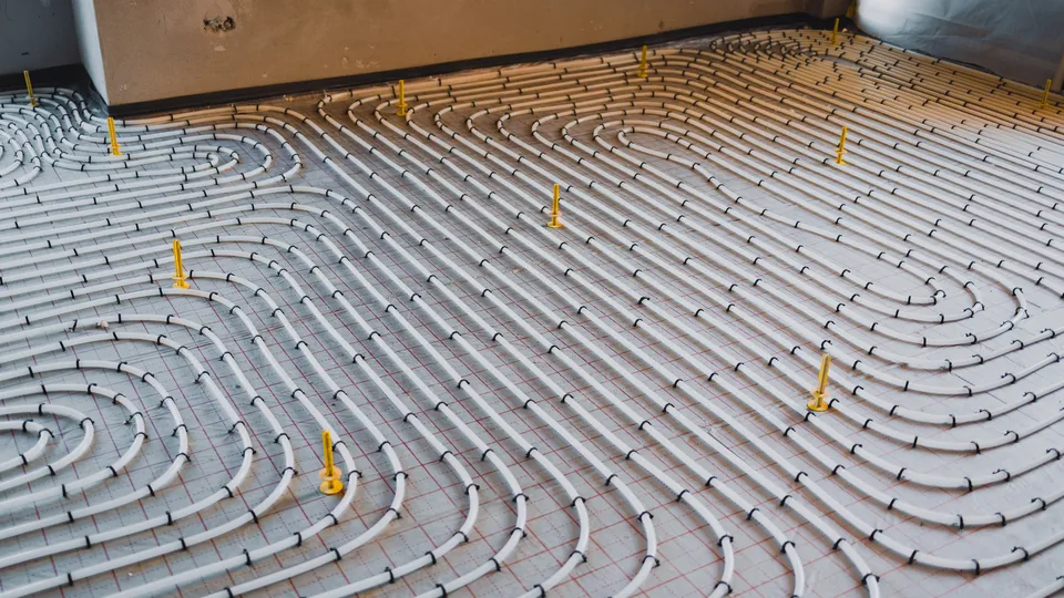Ogrzewanie podłogowe a panele winylowe – praktyczny przewodnik