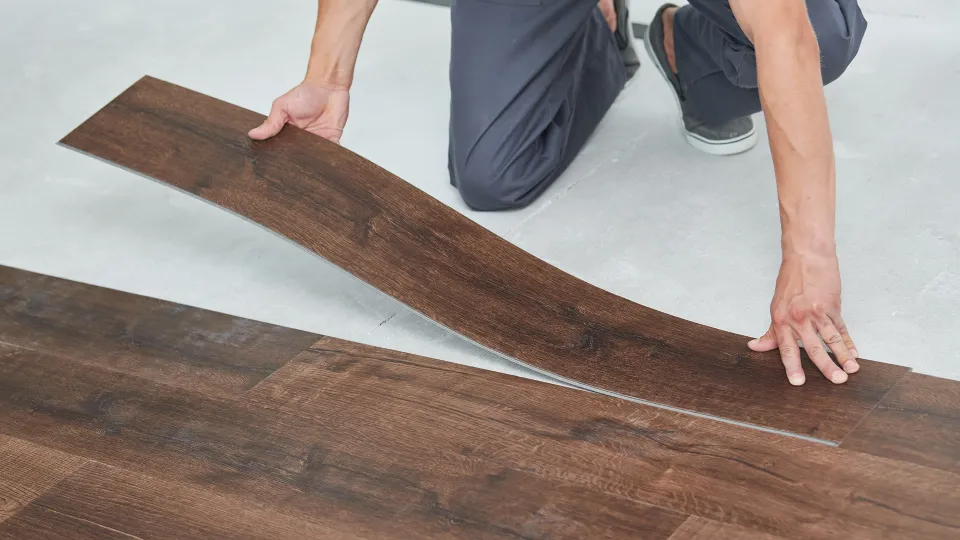 Panele laminowane czy winylowe? Sprawdź, które panele podłogowe naprawdę się opłacają